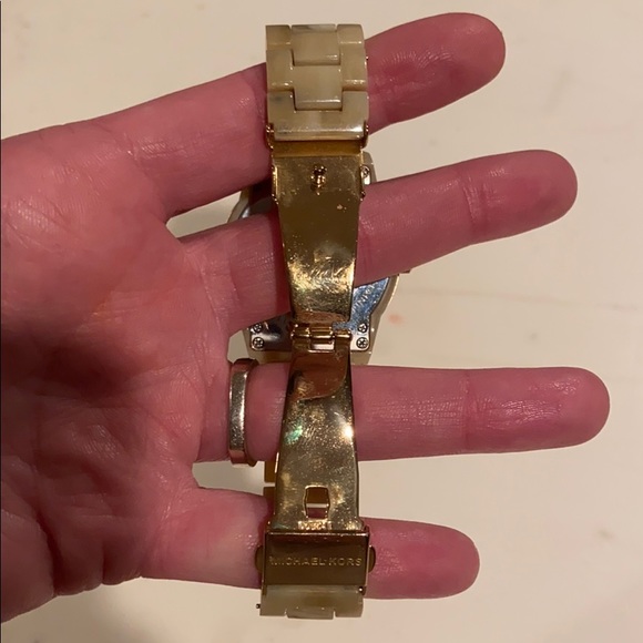 Michael Kors Mother of Pearl gold tone watch - Picture 6 of 7